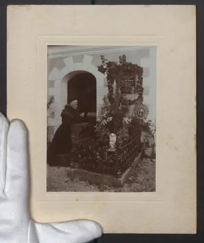 Fotografie unbekannter Fotograf, Ansicht Landsberg /Lech, Grab Lehrer Josef Neumayer, Post mortem, Grossformat 25 x 21cm