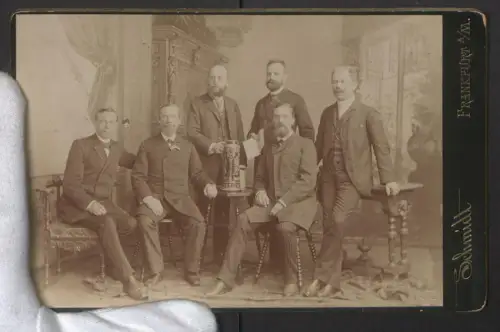 Fotografie Schmidt, Frankfurt /Main, Gruppenfoto von sechs eleganten Herren im Atelier
