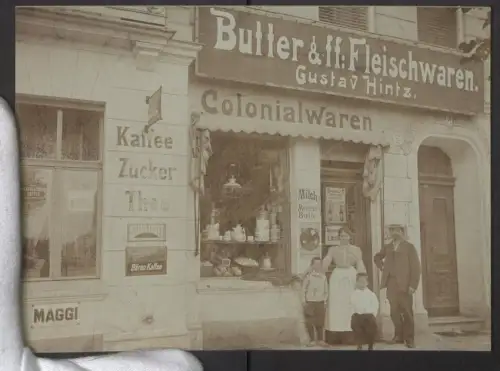 Fotografie unbekannter Fotograf und Ort, Handlung Butter & Fleischwaren Gustav Hintz, Emailleschilder Maggi, Schultheiss