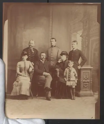 Fotografie unbekannter Fotograf und Ort, K. u. K. Soldat in Uniform mit seiner Familie