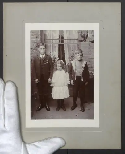 Fotografie unbekannter Fotograf und Ort, Zwei Jungen mit Sport-Abzeichen im Gruppenfoto mit einem Mädchen, 26 x 21cm