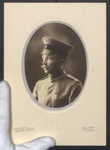 Fotografie Arth. Van Brussel, Antwerpen, Turnhoutsche Baan 143, Porträt eines jungen Soldaten mit Schirmmütze, 25 x 18cm