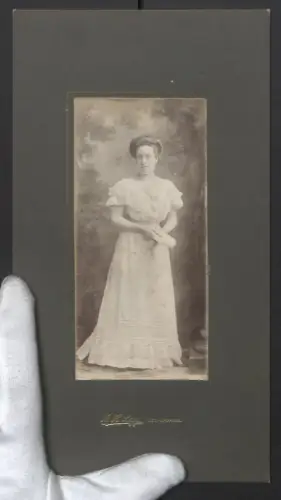 Fotografie A. H. Legg, Weston-Super-Mare, Elegante junge Dame mit Fächer, Grossformat 26 x 15cm