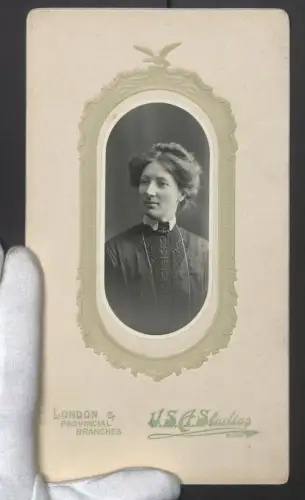 Fotografie U.S.A. Studios, London, Edgware Road 212, Porträt einer eleganten Dame