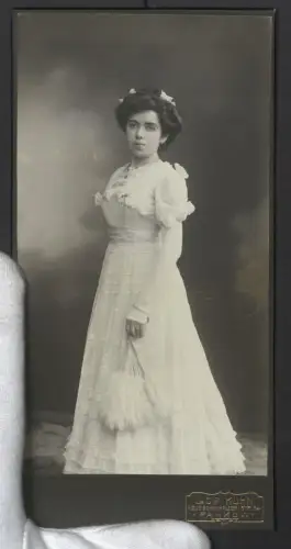 Fotografie Ludw. Kühn, Pankow, Neuschönholzerstr. 34, Elegante Dame mit Fächer in hellem Kleid