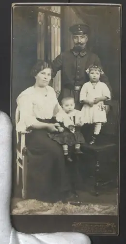Fotografie Otto Schoenfeld, Cöpenick, Schlossplatz, Soldat in Uniform mit seiner Frau und zwei Kindern