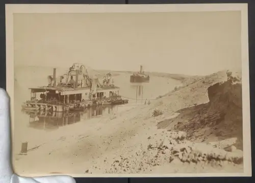 Fotografie unbekannter Fotograf, Ansicht Port Said, Schwimmbagger /Dredge in Ufernähe, Grossformat 22 x 31cm