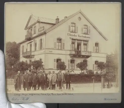 Fotografie Atelier Kolb, Kissingen, Ansicht Kissingen, Gasthof Ulrichs Gartenhaus, Inh. Ulrich mit Gruppe vor dem Haus