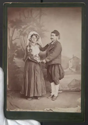 Fotografie B. Borri, Corfu, Via S. Spiridione 1122, Paar in Trachten vor ländlicher Kulisse, Grossformat 26 x 18cm
