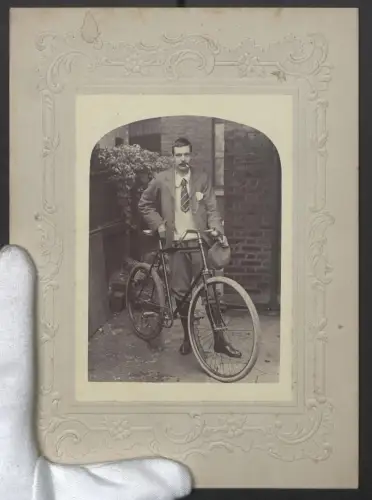 Fotografie unbekannter Fotograf und Ort, Fahrrad-Fahrer mit Halbrenner vor einem Haus, Grossformat 25 x 18cm