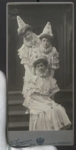 Fotografie W. Langmann, Saaz, Bahnhofstiege, Drei Frauen in Pierrotkostümen zum Fasching 1909