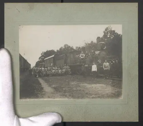 Fotografie Soldaten zwischen bei zwei Eisenbahnen 1917