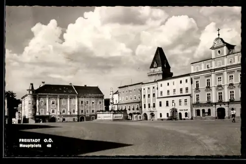 AK Freistadt /O. Ö., Hauptplatz mit Brunnen und Stadtturm