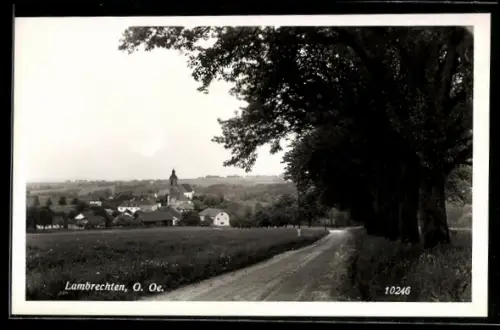 AK Lambrechten /O. Oe., Ort mit Kirche und Landstrasse