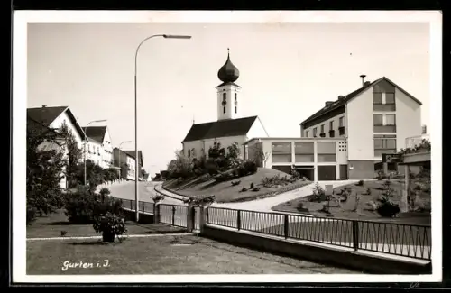 AK Gurten i. J., Strassenpartie mit Kirche und Wohnhäusern