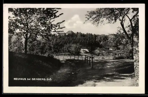 AK Neuhaus bei Geinberg, Panorama mit Weg und Ortsblick