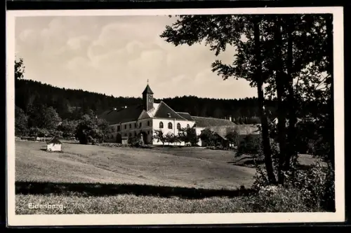 AK Eidenberg, Kirche und Gebäudekomplex, Wiesen im Vordergrund