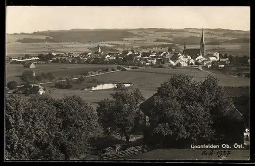 AK Leonfelden /Ob. Öst., Gesamtansicht mit Teich u. Umgebung