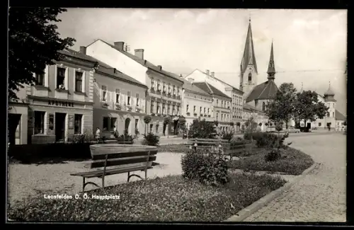 AK Leonfelden /Ob. Öst., Hauptplatz m. Apothele u. Kirche