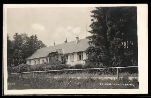 AK Feldkirchen a /d Donau, Haus mit Zaun und Bäumen