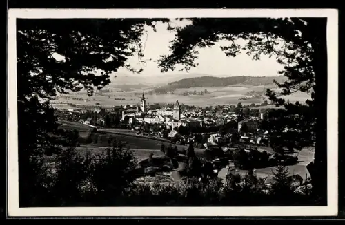 AK Freistadt /Ob. Öst., Panorama mit Ort und Kirchen