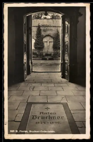 AK St. Florian /O.Ö., Stift, Bruckner-Gedenkstein mit Kreuz im Hof