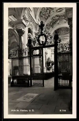 AK St. Florian /O. Ö., Stift, Innenansicht mit reich verziertem Lettner