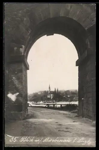 AK Puchenau bei Linz, Blick durch Torbogen auf Kirche und Donau