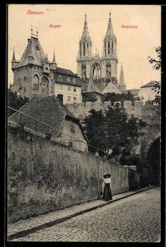 AK Meissen, Hohlweg-Strasse mit Burgtor und Domtürmen