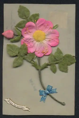 Zelluloid-AK Zweig mit rosafarbener Stoffblüte, Bonne Fête