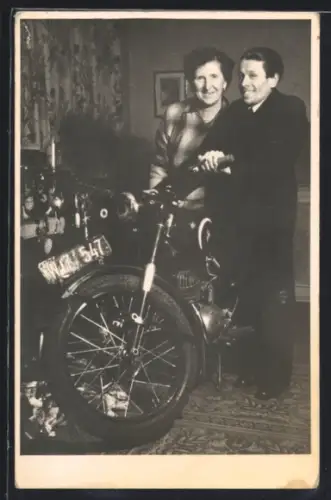 Foto-AK Motorrad Puch mit Kennzeichen W17-547 im Wohnzimmer einer Familie