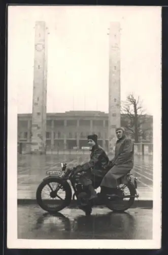 Foto-AK Motorrad Zündapp mit Kennzeichen IA-33804 vor dem Olympischen Tor des Reichssportfeldes