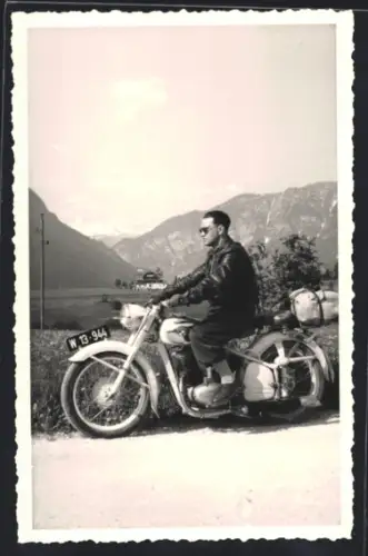Foto-AK Motorrad Puch mit Kennzeichen W 13-944 bei Ausfahrt im Gebirge
