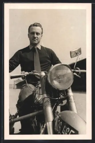 Foto-AK Motorrad Horex mit Kennzeichen W 26-465 und jungem Mann am Steuer