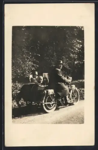 Foto-AK Motorrad BSA mit Beiwagen und Familie auf einem Ausflug