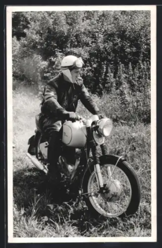 Foto-AK Motorrad Royal Enfield 2-Zylinder und Fahrer in Lederjacke und Sturzhelm
