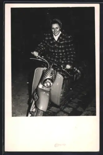 Foto-AK Puch Motorroller mit Kennzeichen W 41-012 und junger Frau am Steuer