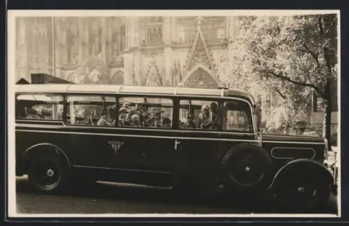 Foto-AK Köln, Bus der Autobus GmbH Köln mit Fahrgästen bei einer Rundfahrt vor dem Kölner Dom