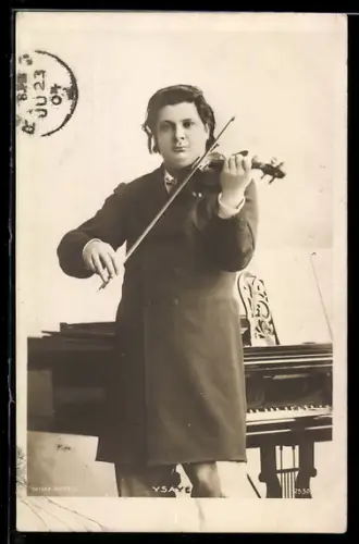AK Junger Mann mit Violine vor einem Klavier