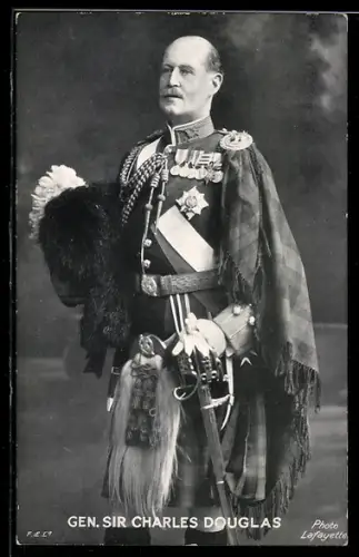 AK Gen. Sir Charles Douglas mit Orden und Säbel