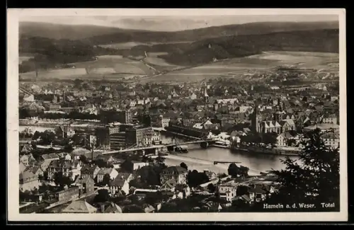 AK Hameln a. d. Weser, Totalansicht der Stadt m. Weserbrücke