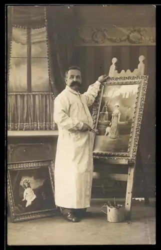 Foto-AK Kunstmaler vor Staffelei mit Gemälde in seinem Atelier