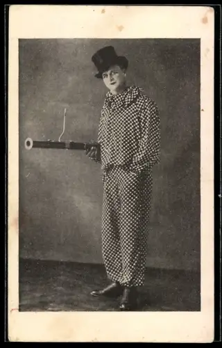 AK Zirkus - Circus, Muzikalklown Ferdinando mit Flinte, Clown im Bühnenkostüm