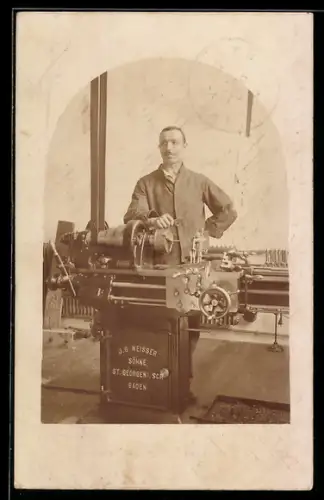 Foto-AK Schlosser bedient Drehbank - Drehmaschine von J. G. Weisser Söhne aus St. Georgen