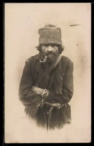 Foto-AK Bettler / Landstreicher mit Patronengurt