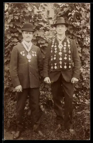 Foto-AK junge Männer mit vielen Orden & Medaillen