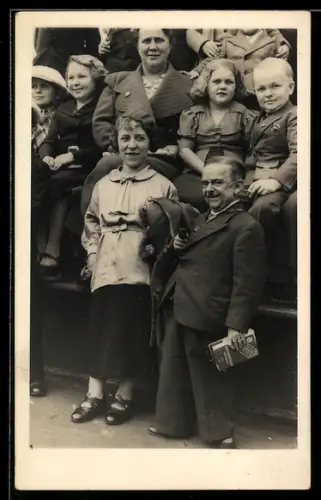 Foto-AK Liliputaner, Kleinwüchisger Mann mit Junckers Wörterbuch für Spanisch in der Hand