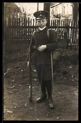 AK Kinder Kriegspropaganda, junger Knabe mit Spielzeug Gewehr wie zum Kriegsausmarsch