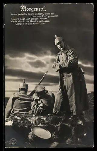 Foto-AK Morgenrot, Soldat mit Pickelhaube und Gewehr sinniert über das Soldatenleben