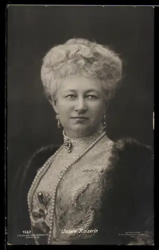 AK Unsere Kaiserin, Portrait der Kaiserin Auguste Victoria von Preussen mit Perlenkette